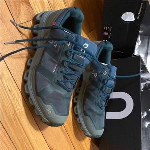 On Cloud  running trail sneaker waterproof green size 7